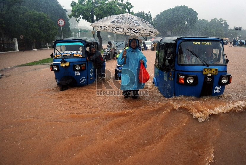  Air banjir merendam kawasan silang Monas, Jakarta, Senin (9/2).   (Republika/Tahta Aidilla)