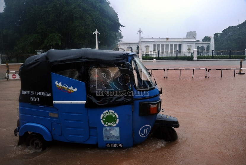  Sejumlah kendaraan terjebak banjir saat hujan deras mengguyur kawasan Jl Medan Merdeka Barat, depan Istana Merdeka, Jakarta, Senin (9/2).   (Republika/Tahta Aidilla)