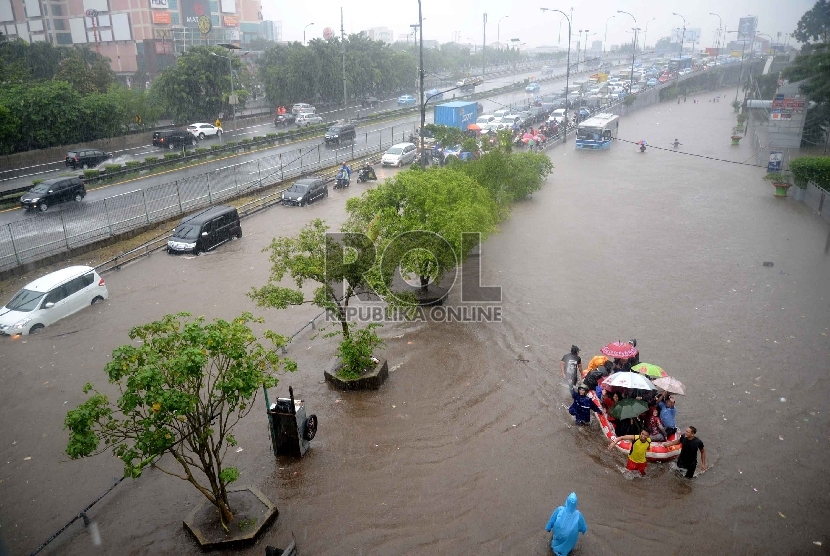  Banjir menggenangi kawasan Grogol, Jakarta Barat, Senin (9/2).    (Republika/Yasin Habibi)
