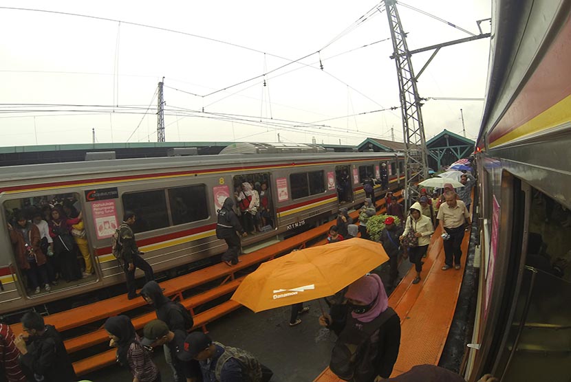 Sejumlah penumpang KRL berjalan di antara rangkaian Commuter Line di Stasiun Manggarai, Jakarta Selatan, Senin (9/2).   (Antara/Andika Wahyu)