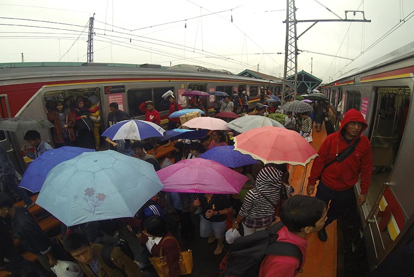 Sejumlah penumpang KRL berjalan di antara rangkaian Commuter Line di Stasiun Manggarai, Jakarta Selatan, Senin (9/2).   (Antara/Andika Wahyu)