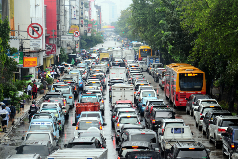  Usai hujan, kendaraan terjebak kemacetan lalu lintas parah yang terjadi di Jalan Hayam Wuruk, Jakarta, Senin (9/2).  (foto : MgROL_34)
