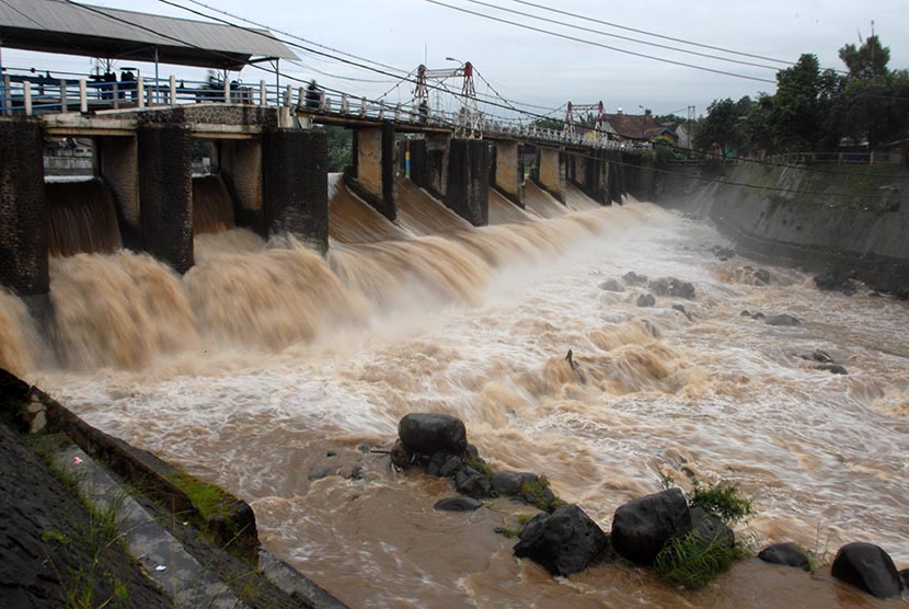Suasana bendungan Katulampa usai hujan di Katulampa, Kota Bogor, Jabar, Senin (9/2).   (Antara/Jafkhairi)