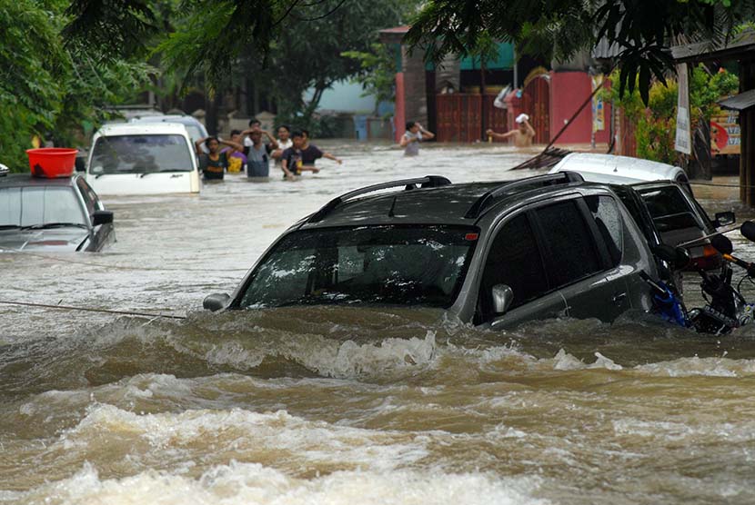    Sejumlah mobil terendam air ketika banjir melanda kawasan perumahan Ciledug Indah Satu, Tangerang, Banten, Selasa (10/2).    (Antara/Lucky R)