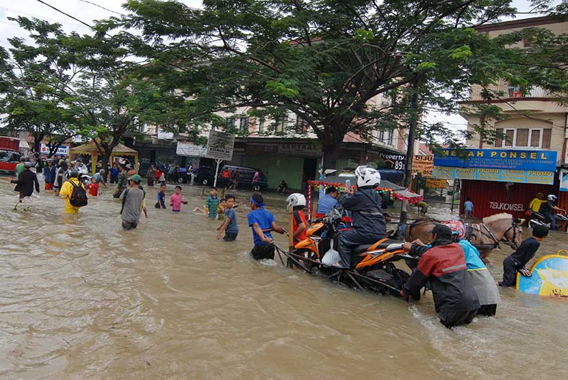 Floods in Ciledug, Tangerang  (Antara/Lucky R)