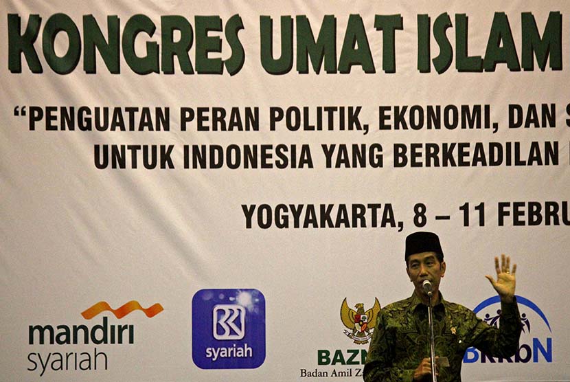 Presiden Joko Widodo memberikan pidato saat menutup acara Kongres Umat Islam Indonesia (KUII) VI 2015 di  Yogyakarta, Rabu (11/2).   (Antara/Noveradika)