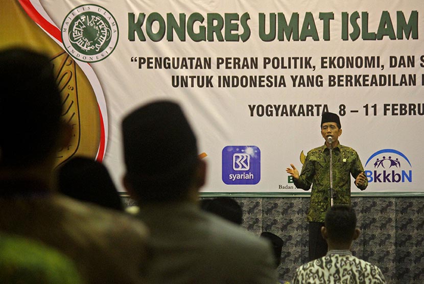 Presiden Joko Widodo memberikan pidato saat menutup acara Kongres Umat Islam Indonesia (KUII) VI 2015 di  Yogyakarta, Rabu (11/2).   (Antara/Noveradika)