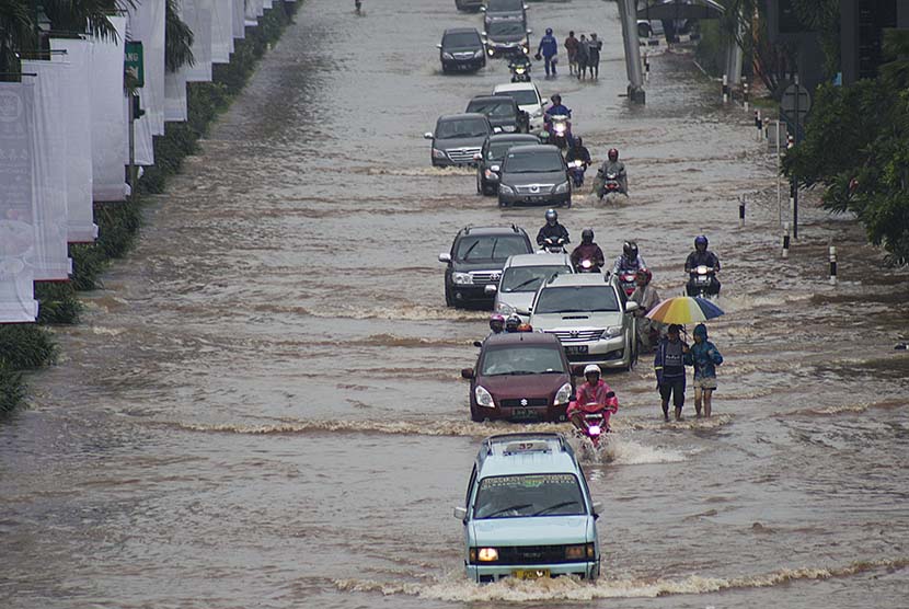 Sejumlah kendaraan melintasi banjir yang menggenangi kawasan Kelapa Gading, Jakarta, Rabu (11/2).   (Antara/Vitalis Yogi Trisna)