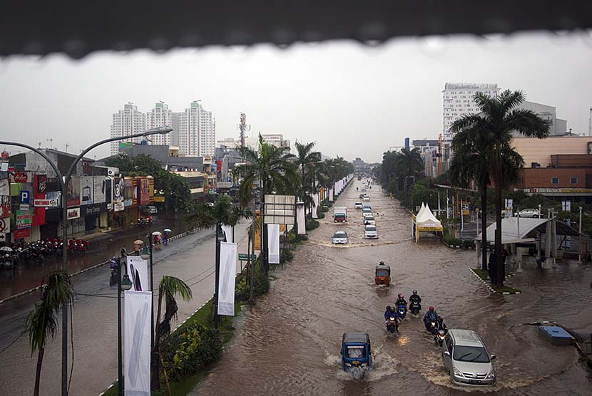 Sejumlah kendaraan melintasi banjir yang menggenangi kawasan Kelapa Gading, Jakarta, Rabu (11/2).   (Antara/Vitalis Yogi Trisna)