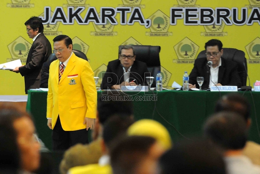 Ketua Umum Partai Golkar versi Munas IX Jakarta Agung Laksono menjalani sidang Mahkamah Partai Golkar di Kantor DPP Partai Golkar, Jakarta, Rabu (11/2). 