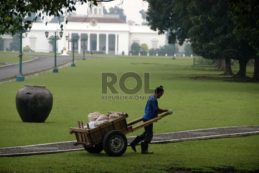 Seorang pekerja membawa material bangunan untuk renovasi halaman Istana Bogor, di Kota Bogor, Jawa Barat.