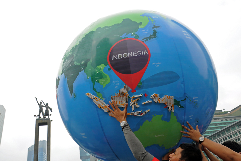 Komunitas pengendalian tembakau yang tergabung dalam Soke Free Agents (SFA), mendeklarasikan pentingnya Presiden Joko Widodo untuk meratifikasi Framework Convention on Tobacco Control (FCTC) di Bundaran HI, Jakarta, Ahad (15/2). (foto: MgROL_34)