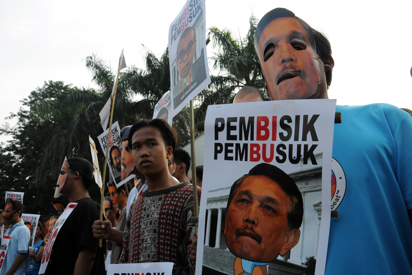 Relawan Jokowi Indonesia menggelar aksi dukungannya terhadap pemerintahan Jokowi dan menuntaskan kasus KPK-POLRI di kawasan Car Free Day, Jakarta, Ahad (15/2).  (foto : MgROL_34)