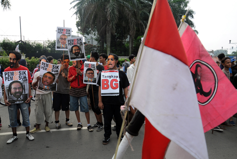 Relawan Jokowi Indonesia menggelar aksi dukungannya terhadap pemerintahan Jokowi dan menuntaskan kasus KPK-POLRI di kawasan Car Free Day, Jakarta, Ahad (15/2).  (foto : MgROL_34)