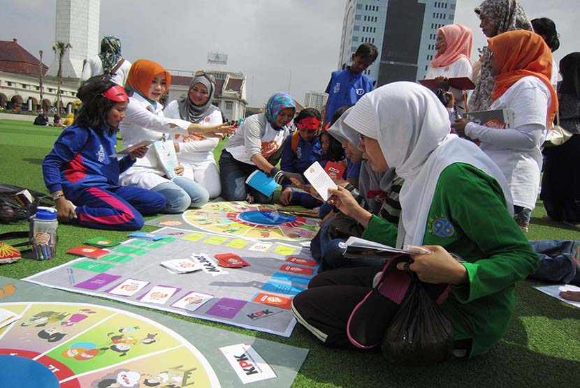  Permainan kartu pada Aksi Damai Perempuan Indonesia Anti Korupsi Bandung, di Alun-alun Kota Bandung, Ahad (15/2).  (Republika/Edi Yusuf)
