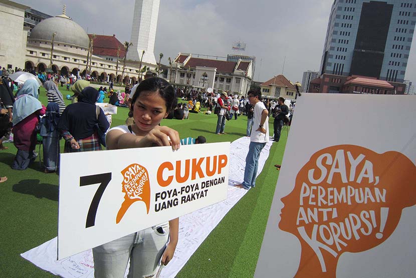 hari antikorupsi,  Aksi Damai Perempuan Indonesia Anti Korupsi Bandung, di Alun-alun Kota Bandung, beberapa waktu lalu.(Republika/Edi Yusuf)