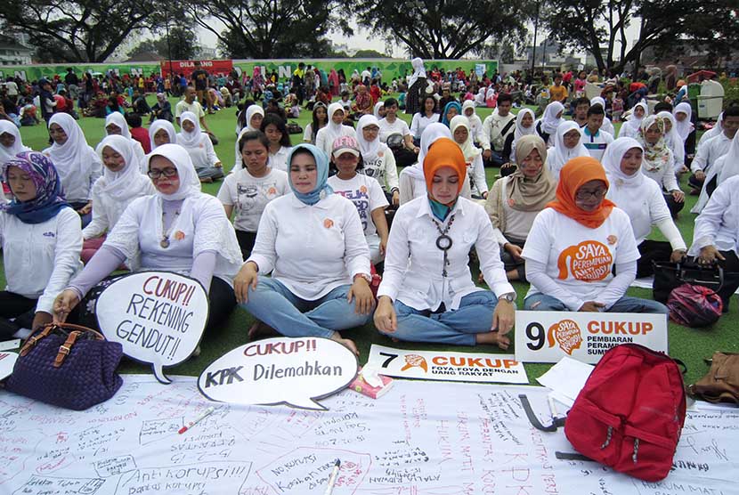  Aksi Damai Perempuan Indonesia Anti Korupsi Bandung beberapa waktu lalu di Alun-alun Kota Bandung.  (Republika/Edi Yusuf)