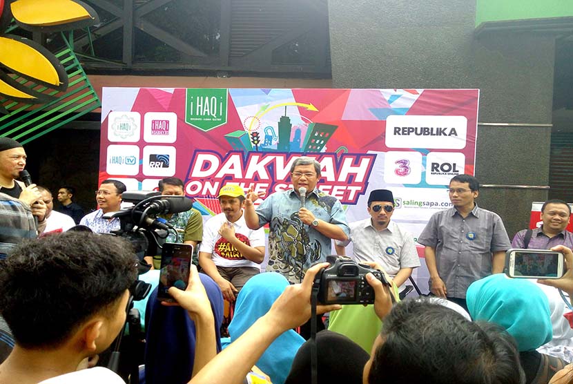  Dakwah On The Street yang digelar di Car Free Day (CFD) di Jalan Dago, Bandung, Jawa Barat, Ahad (15/2).  (Republika/Muhammad Taufik Hidayat)?
