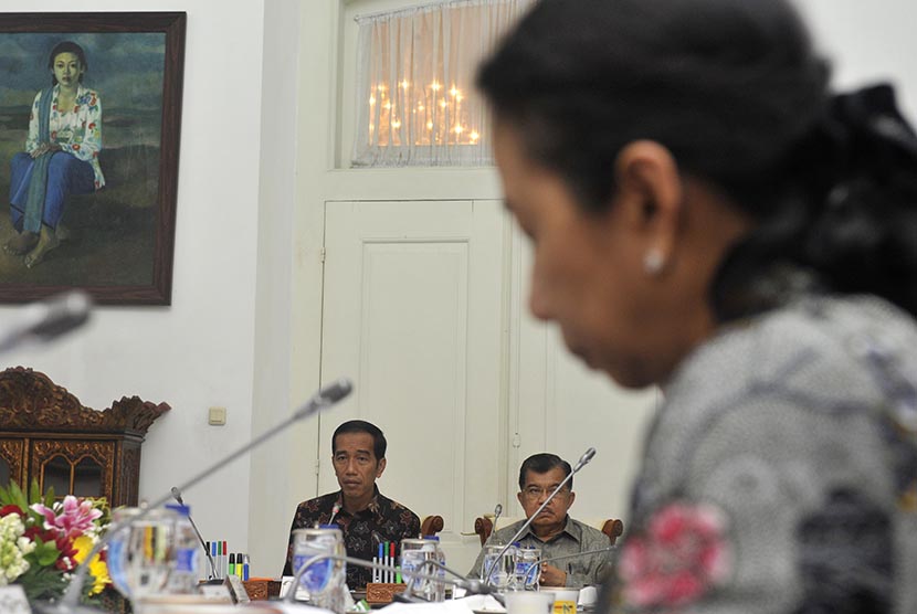  Presiden Joko Widodo (kiri) didampingi Wapres Jusuf Kalla (kedua kiri) memimpin rapat terbatas kabinet di Istana Bogor, Jabar, Senin (16/2).   (Antara/Andika Wahyu)