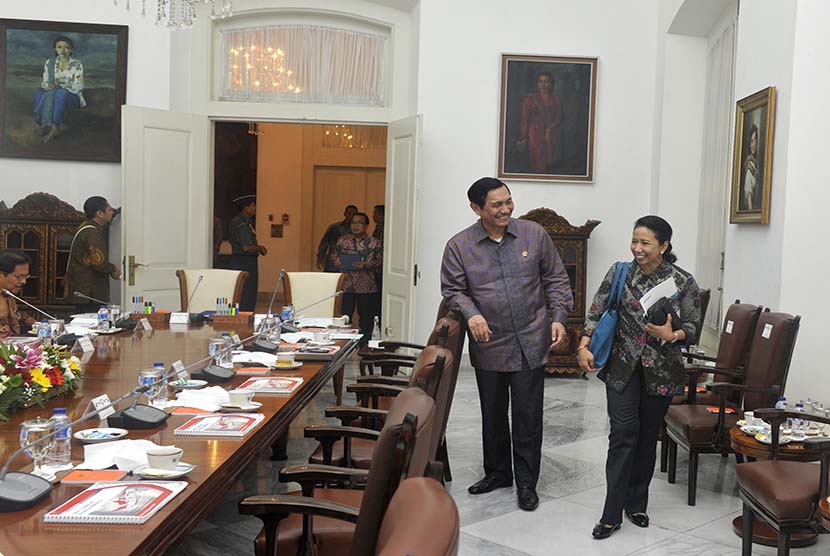  Kepala Staf Kepresidenan Luhut Panjaitan (kedua kanan) berbincang dengan Menteri BUMN Rini Soemarno (kanan) sebelum mengikuti rapat terbatas kabinet di Istana Bogor, Jabar, Senin (16/2).  (Antara/Andika Wahyu)