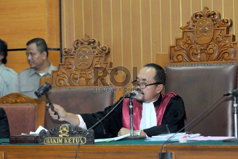 ?Hakim tunggal Sarpin Rizaldi mengetukkan palu pada sidang praperadilan pemohon Komjen Budi Gunawan di Pengadilan Negeri Jakarta Selatan, Senin (16/2). (Republika/Agung Supriyanto)