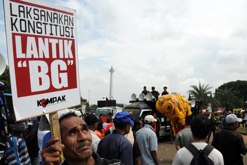  Massa dan organisasi pendukung Komjen Pol Budi Gunawan berunjuk rasa di depan Istana Merdeka, Jakarta, Senin (16/2), menuntut BG segera dilantik menjadi Kapolri.  (foto : MgROL_34)