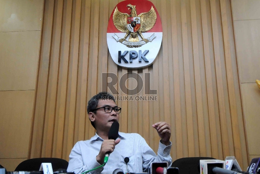 Deputi Pencegahan KPK Johan Budi menggelar jumpa pers terkait putusan Hakim tunggal Sarpin Rizaldi terhadap Budi Gunawan di Gedung KPK, Jakarta, Senin (16/2).  (Republika/Agung Supriyanto)