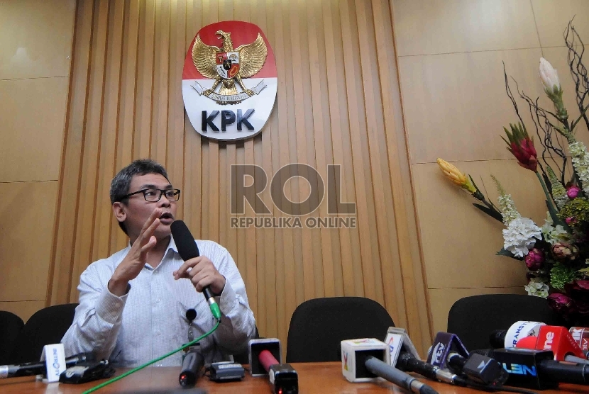 Deputi Pencegahan KPK Johan Budi menggelar jumpa pers terkait putusan Hakim tunggal Sarpin Rizaldi terhadap Budi Gunawan di Gedung KPK, Jakarta, Senin (16/2).  (Republika/Agung Supriyanto)