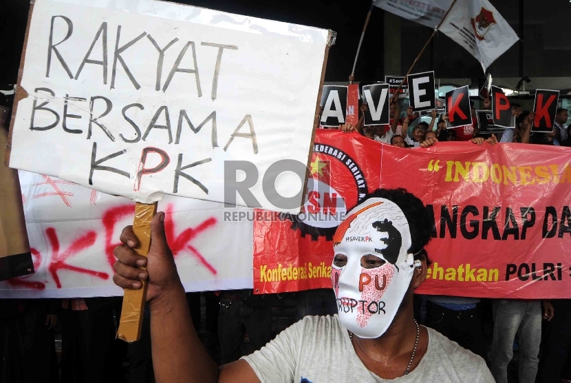 Massa yang tergabung dalam Aliansi Sapu Korupsi menggelar aksi Sapu Bersih Koruptor di depan Gedung KPK, Jakarta(ilustrasi).  (Republika/Agung Supriyanto)