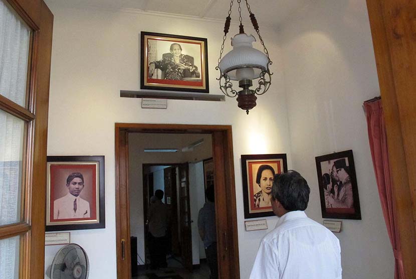 Seorang pengunjung mengamati foto-foto Ibu Inggit Garnasih, di rumah bersejarah Inggit Garnasih, Kota Bandung, Selasa (17/2).