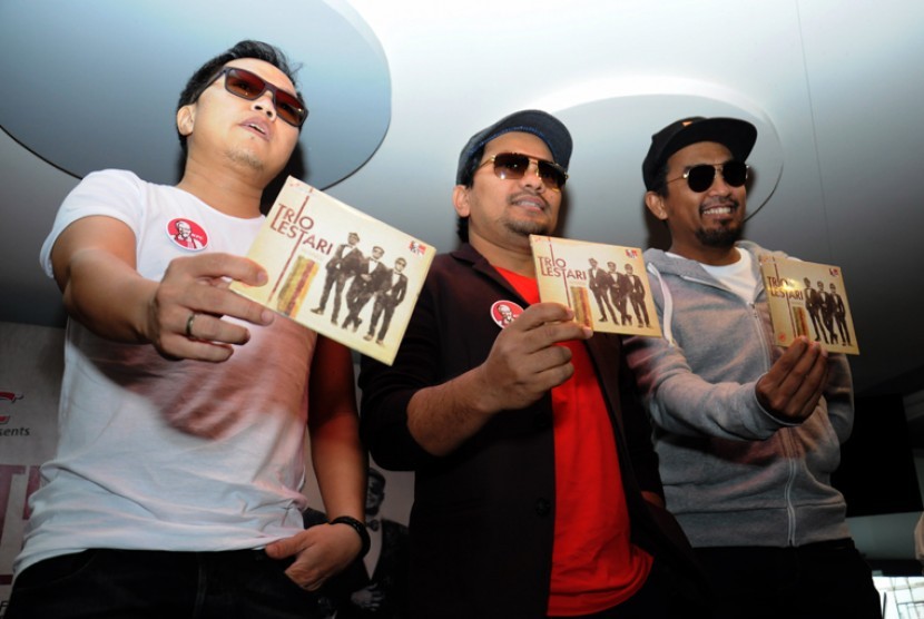   Trio Lestari yang beranggotakan Glenn Fredly, Tompi dan Sandhy Sondoro, saat launching album perdana bertajuk Wangi di Jakarta, Selasa.   (foto : MgROL_34)