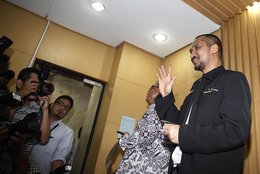Ketua KPK, Abraham Samad menyapa wartawan usai menggelar jumpa pers terkait penetapannya sebagai tersangka dugaan pemalsuan dokumen di Gedung KPK, Jakarta, Selasa (17/2) malam. (Antara/Sigid Kurniawan)