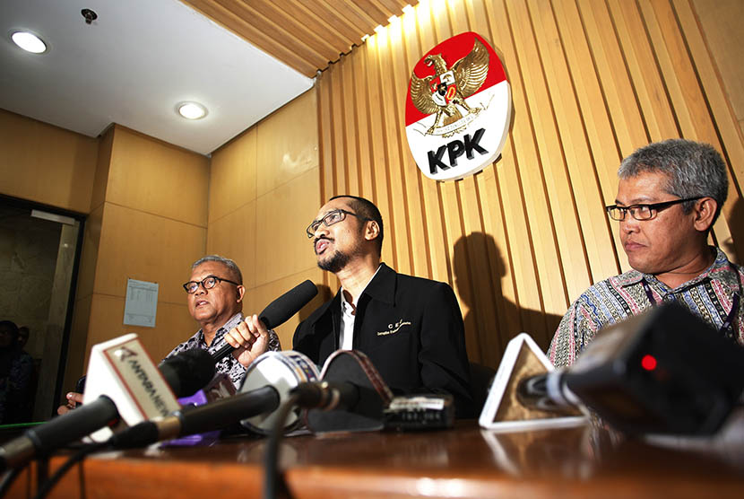  Ketua KPK, Abraham Samad (tengah) didampingi dua pengacaranya, Abdul Fikar Hadjar (kiri) dan Danang Trisasongko (kanan) menggelar jumpa pers di Gedung KPK, Jakarta, Selasa (17/2) malam. (Antara/Sigid Kurniawan)