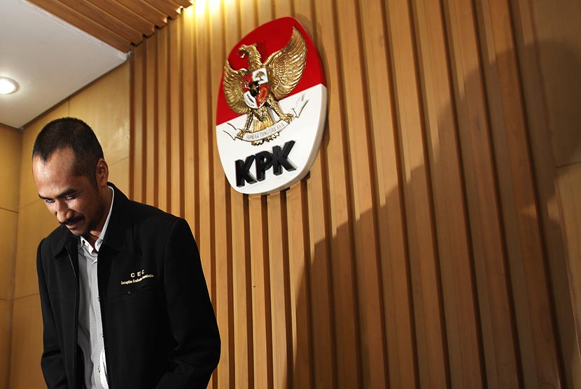 Ketua KPK, Abraham Samad bersiap menggelar jumpa pers terkait penetapannya sebagai tersangka dugaan pemalsuan dokumen di Gedung KPK, Jakarta, Selasa (17/2) malam.  (Antara/Sigid Kurniawan)