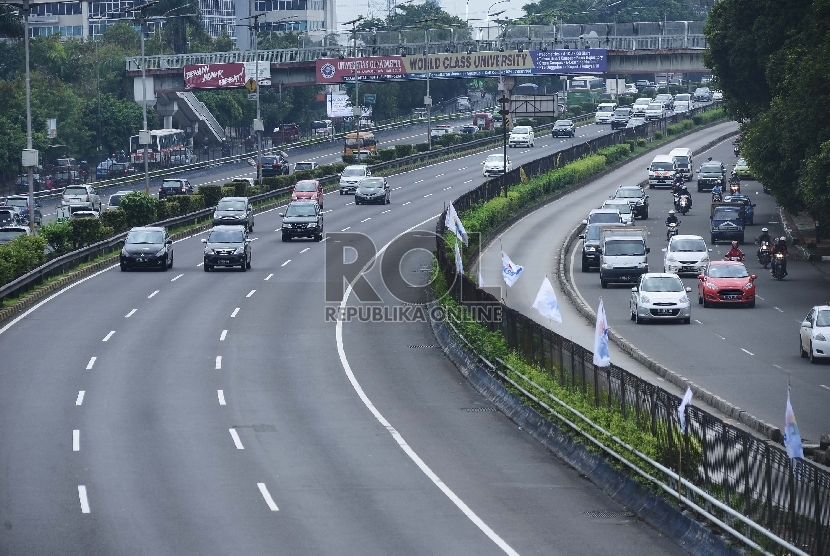  ?Suasana arus lalu lintas yang lengang di jalan tol dalam kota dan jalan protokol MT. Haryono, Jakarta Timur, Kamis (19/2).  (Republika/Raisan Al Farisi)