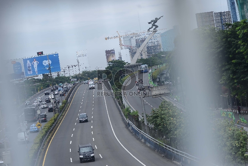  ?Suasana arus lalu lintas yang lengang di jalan tol dalam kota dan jalan protokol MT. Haryono, Jakarta Timur, Kamis (19/2).  (Republika/Raisan Al Farisi)