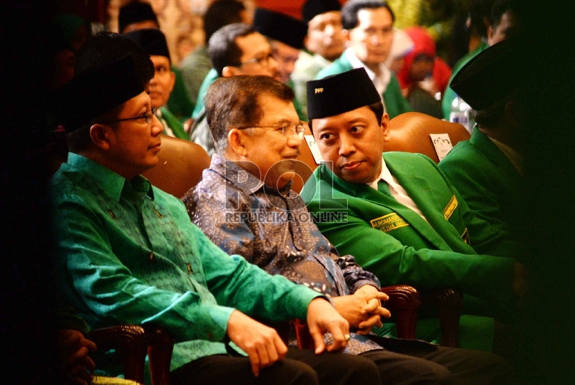  Wapres Jusuf Kalla (tengah) didampingi Menag Lukman Hakim Saifuddin (kiri) dan Ketua Umum DPP PPP hasil Muktamar Surabaya Romahurmuziy (kanan) saat penutupan Mukernas I PPP versi Munas Surabaya di Jakarta, Kamis (19/2). (Republika/Yasin Habibi)