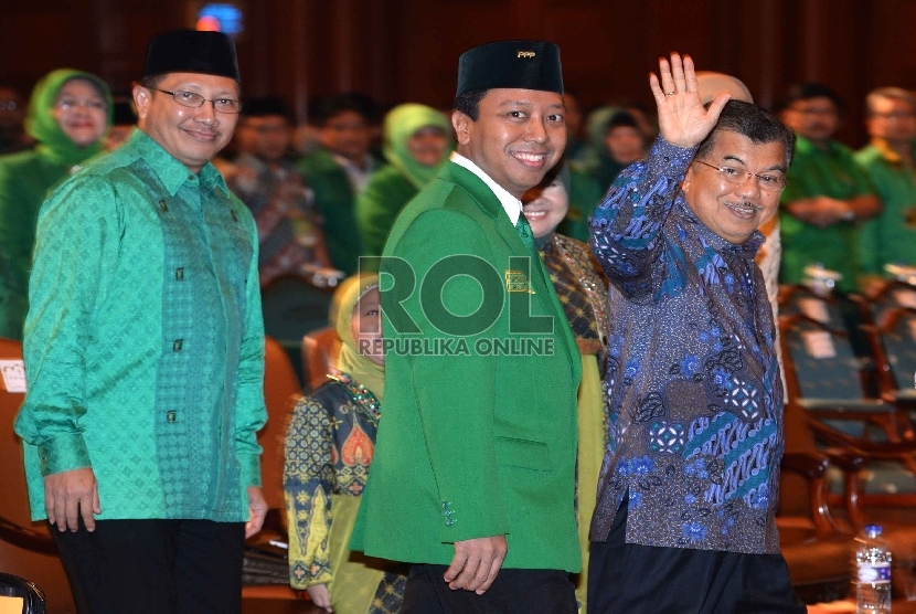  Wapres Jusuf Kalla (kanan) didampingi Menag Lukman Hakim Saifuddin (kiri) dan Ketua Umum DPP PPP hasil Muktamar Surabaya Romahurmuziy (tengah) dalam acara penutupan Mukernas I PPP versi Munas Surabaya di Jakarta, Kamis (19/2).  (Republika/Yasin Habibi)