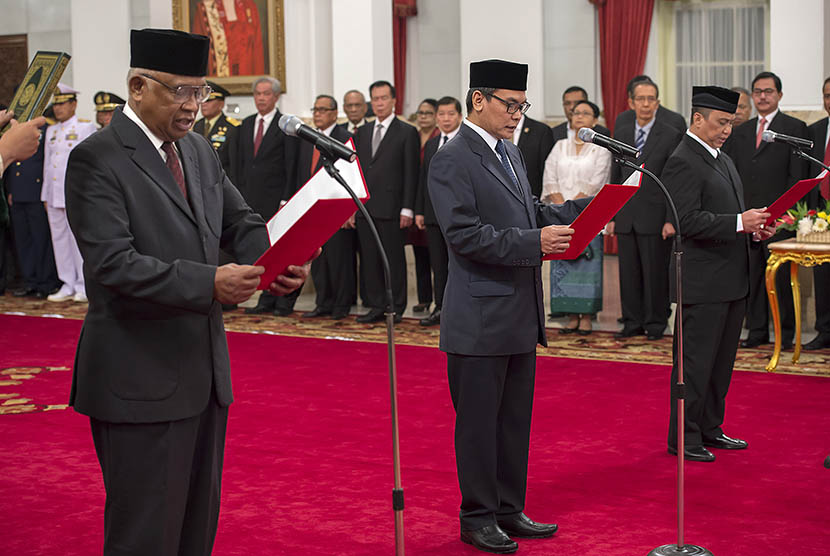  (dari kiri) Ketua sementara KPK, Taufiequrachman Ruki, Wakil Ketua sementara KPK, Johan Budi SP dan Wakil Ketua sementara KPK, Indriyanto Seno Adji, mengucapkan sumpah jabatan di Istana Negara, Jakarta, Jumat (20/2). (Antara/Widodo S. Jusuf)