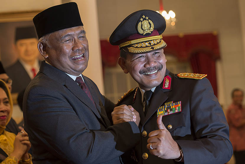  Wakapolri Komjen Pol. Badrodin Haiti (kanan) memberikan ucapan selamat kepada Ketua sementara KPK, Taufiequrachman Ruki (kiri) di Istana Negara, Jakarta, Jumat (20/2). (Antara/Widodo S. Jusuf)