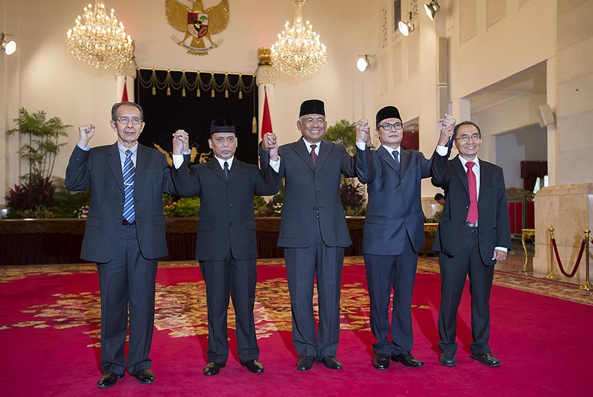  Ketua sementara KPK, Taufiequrachman Ruki (tengah) berfoto bersama dengan (dari kiri) Wakil Ketua KPK Zulkarnen, Indriyanto Seno Adji, Johan Budi SP dan Adnan Pandu Pradja  di Istana Negara, Jakarta, Jumat (20/2). (Antara/Widodo S. Jusuf)