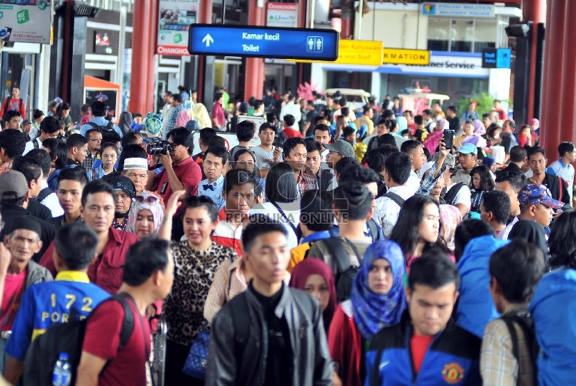 Para calon penumpang Lion Air menunggu untuk melakukan refund di Terminal 3 Bandara Soekarno-Hatta, Cengkareng, Banten, Jumat (20/2)..  (Republika/Rakmawaty La'lang)