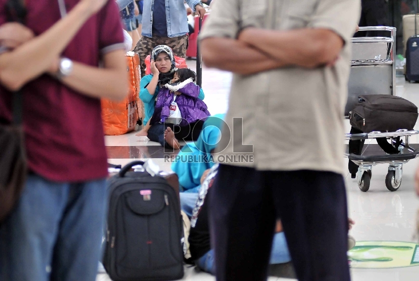 Para calon penumpang Lion Air menunggu untuk melakukan refund di Terminal 3 Bandara Soekarno-Hatta, Cengkareng, Banten, Jumat (20/2)..  (Republika/Rakmawaty La'lang)