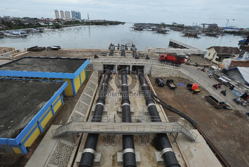 Mesin pompa air yang terdapat di Waduk Pluit, Jakarta, Jumat (20/2).     (Republika/Edwin Dwi Putranto)