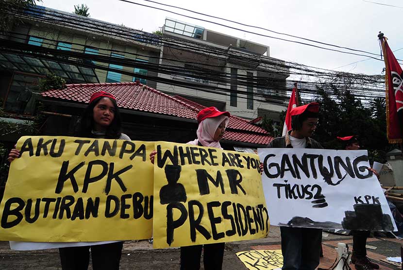  Sejumlah mahasiswa yang tergabung dalam Perhimpunan Mahasiswa Bandung (PMB) melakukan aksi dukungan untuk KPK di Jalan Merdeka, Kota Bandung, Jumat (20/2).  (foto : Septianjar Muharam)