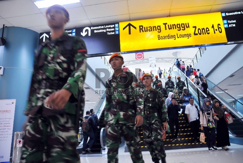 Pasukan Paskhas TNI AU melakukan pengamanan, terkait penumpukan penumpang akibat keterlambatan penerbangan Pesawat Lion Air, di Bandara Soekarno Hatta, Tangerang, Banten,Jumat (20/2).  (Republika/Rakhmawaty La'lang)
