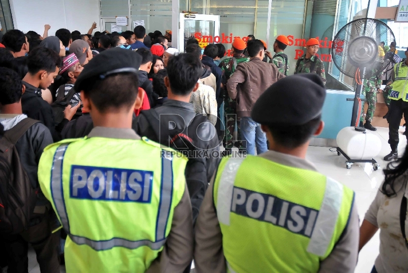 Personil polisi dan pasukan Paskhas TNI AU melakukan pengamanan, terkait penumpukan penumpang akibat keterlambatan penerbangan Pesawat Lion Air, di Bandara Soekarno Hatta, Tangerang, Banten,Jumat (20/2).  (Republika/Rakhmawaty La'lang)