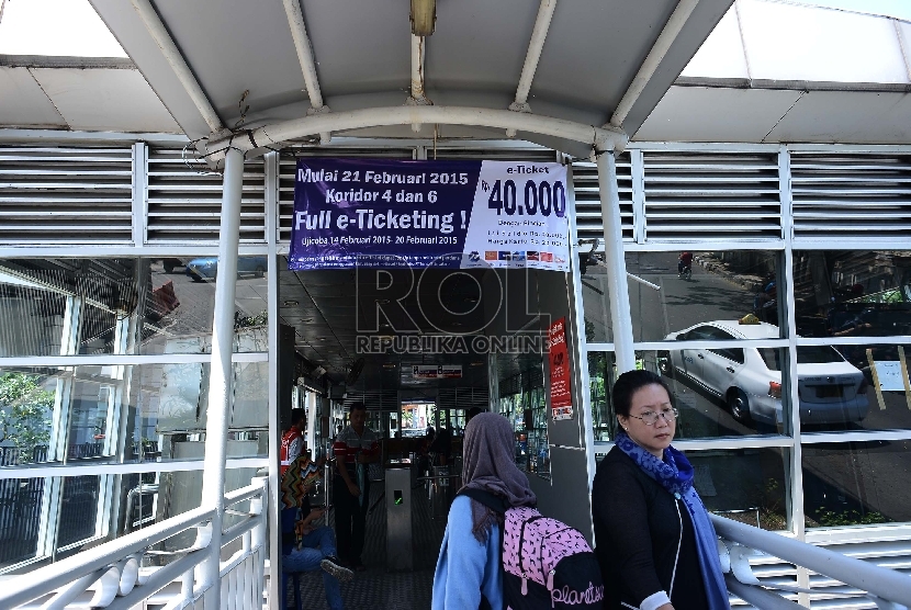 Calon penumpang membeli kartu uang elektrik di Halte Transjakarta Manggarai, Jakarta Selatan, Ahad (22/2).   (Republika//Raisan Al Farisi)