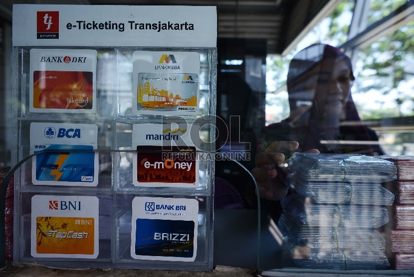 Calon penumpang membeli kartu uang elektrik di Halte Transjakarta. ilustrasi   (Republika//Raisan Al Farisi)()