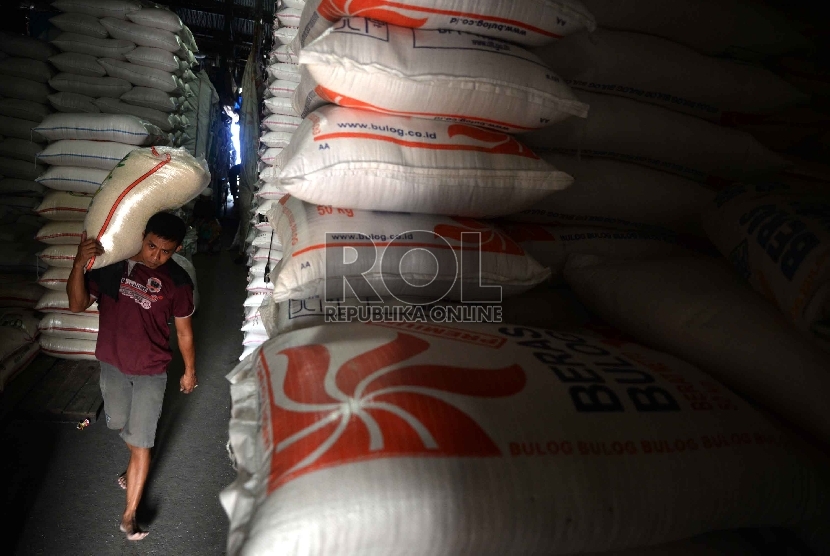  Pekerja mengangkat beras di Pasar Induk Cipinang, Jakarta Timur, Ahad (22/2).   (Republika/Yasin Habibi)